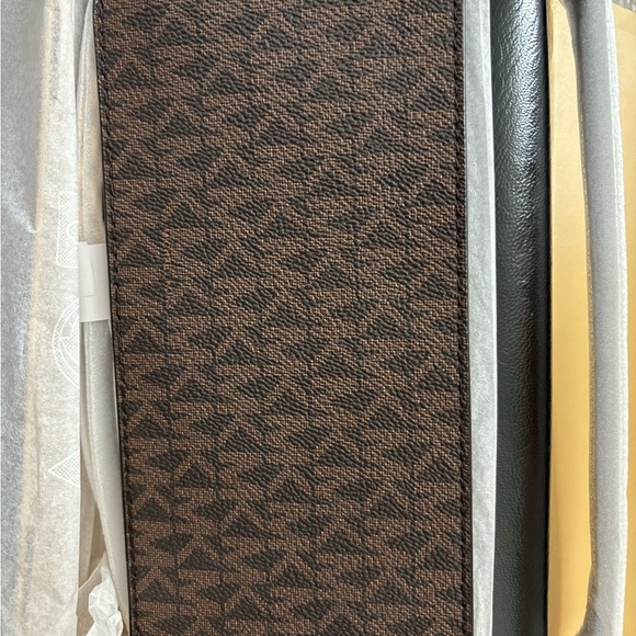 Brand New Michael Kors Crossbody Bag β Chic & Timeless! - Picture 8 of 8